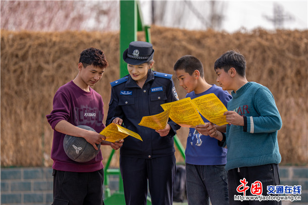 3月21日，在如织的赏花人流中，一抹抹“藏蓝”身影穿梭其间，叶城县公安局民警辅警一边守护群众出行安全，一边开展流动普法宣传，用温情与坚守为明媚的春光增添了一笔安心的“警”色。买买提艾则孜·吐拉买提  摄 (4)