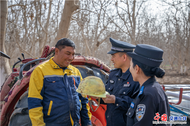 3月26日，叶城县公安局立足公安职能，靠前服务，深化“田间警务”，组织警力下沉一线，以流动的藏蓝身影全力护航春耕生产，以忠诚担当守护群众的“粮袋子”和“幸福田”，为乡村振兴注入坚实平安力量。 (8)