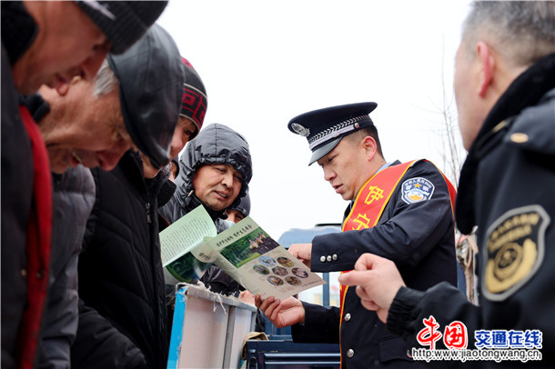 图二：3月11日，伊宁县黄公巴扎普法宣传服务队为商贩和农牧马普法