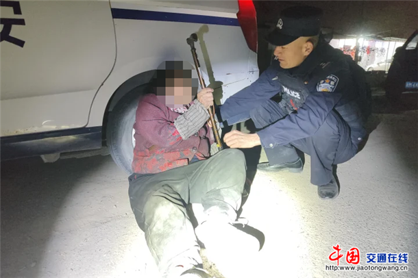 3月21日晚，轮台县公安局阿克萨来乡派出所民警救助一名摔伤老人。祝传华 摄