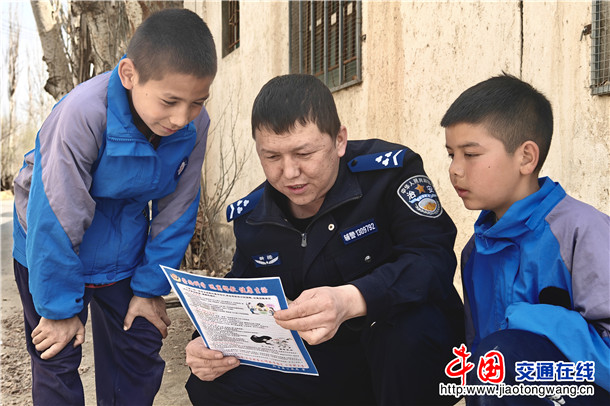 3月24日，轮台县公安局哈尔巴克乡派出所民警辅警向辖区学生普及讲解邪教危害。张尧 摄
