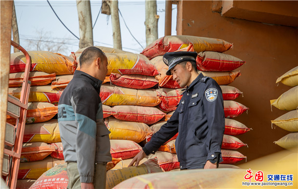 3月26日，叶城县公安局立足公安职能，靠前服务，深化“田间警务”，组织警力下沉一线，以流动的藏蓝身影全力护航春耕生产，以忠诚担当守护群众的“粮袋子”和“幸福田”，为乡村振兴注入坚实平安力量。 (2)