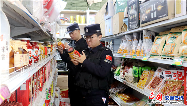 民警在商店检查商品
