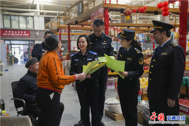 3月13日，轮台县公安局环食药侦大队民警辅警联合相关部门工作人员在农贸市场内向商户主普及消费维权常识 。努尔买买提· 阿不来提 摄