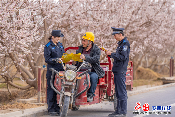 3月21日，在如织的赏花人流中，一抹抹“藏蓝”身影穿梭其间，叶城县公安局民警辅警一边守护群众出行安全，一边开展流动普法宣传，用温情与坚守为明媚的春光增添了一笔安心的“警”色。买买提艾则孜·吐拉买提  摄 (9)