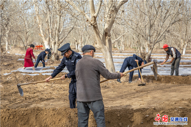 3月26日，叶城县公安局立足公安职能，靠前服务，深化“田间警务”，组织警力下沉一线，以流动的藏蓝身影全力护航春耕生产，以忠诚担当守护群众的“粮袋子”和“幸福田”，为乡村振兴注入坚实平安力量。 (3)