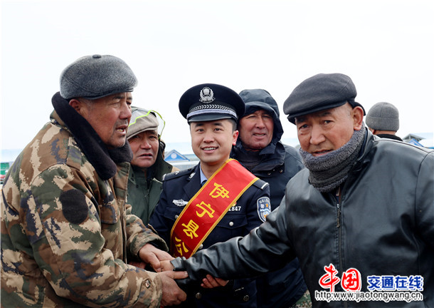 图六：3月11日，伊宁县黄公巴扎普法宣传服务队在牛羊市场开展群众服务