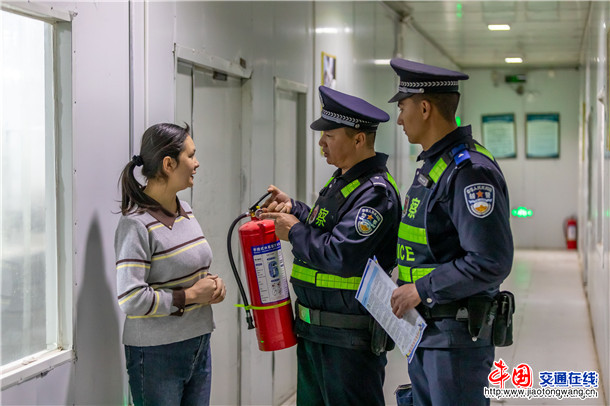 2月28日，新疆维吾尔自治区叶城县公安局组织民辅警深入辖区企业，开展节后复工复产“开工第一课”安全普法宣讲活动 (买买提艾则孜·吐拉买提    摄) (5)