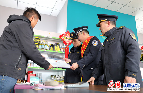 图七：3月11日，伊宁县黄公巴扎普法宣传服务队检查市场兽药店