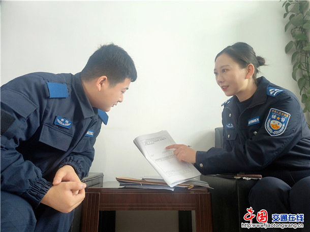 图二：张雨涵辅导新警