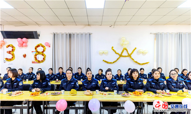 3月7日，在第116个“三八”国际劳动妇女节到来之际，叶城县公安局以健康护航、思想赋能、心灵减压为主线，精心组织义诊服务、座谈交流、心理团辅系列活动，为全体女民辅警送上组织的关怀与节日祝福 (8)