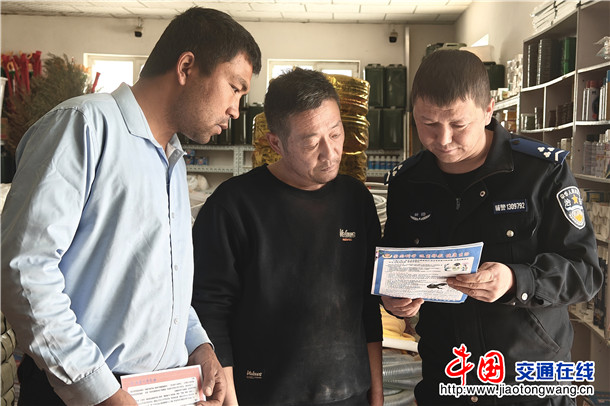 3月24日，轮台县公安局哈尔巴克乡派出所民警辅警进圈入群向村民普及讲解邪教危害。张尧 摄
