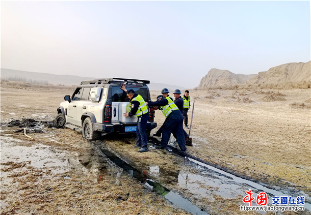 新疆叶城：车辆陷入泥坑！警民合力助脱困 (2)