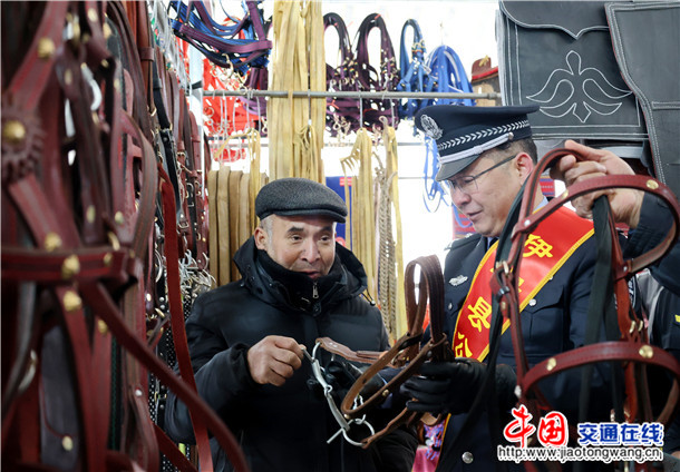 图三：3月11日，伊宁县黄公巴扎普法宣传服务队民警在马具店与老板交谈