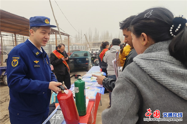 宣传如何辨别消防产品真伪。县市场监督管理局 供