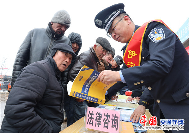 图四：3月11日，伊宁县黄公巴扎普法宣传服务队民警为商贩普法1