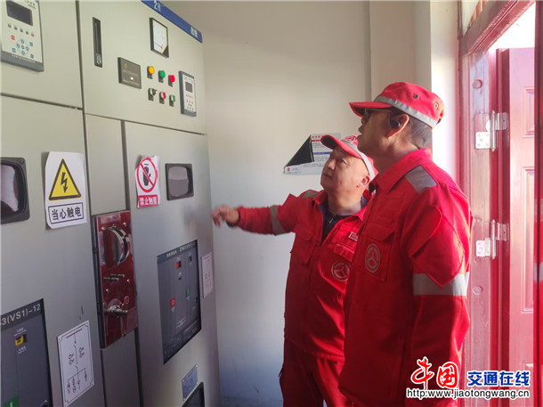 图为：富蕴养护所开展隧道电气设备节前检查