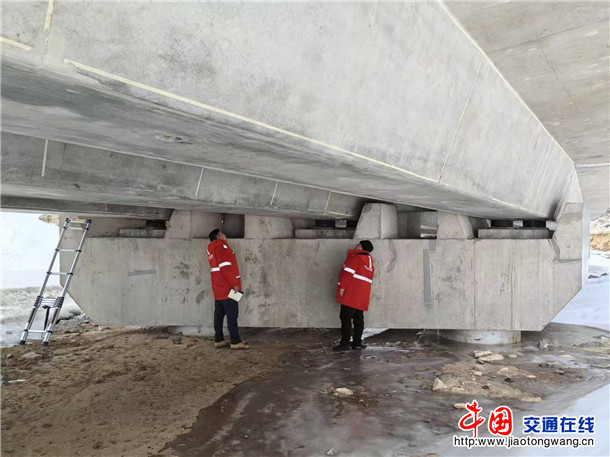 图为：富蕴养护所开展桥涵调查 (2)