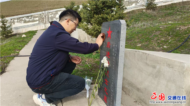 擦拭烈士墓碑