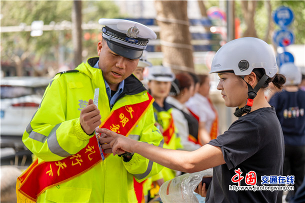4月16日，新疆维吾尔自治区叶城县公安局交通管理大队联合中华联合财产保险股份有限公司叶城县支公司，在幸福路步行街开展“一盔一带，安全守护”全疆联动事故预防公益宣传活动   买买提艾则孜·吐拉买提   摄 (7)