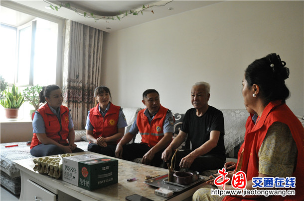 轮台县公安局轮台镇派出所辅警米克日古丽·艾山入户走访和辖区独居老人聊家常。陈君俊  摄