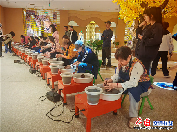 在土陶非遗展览馆体验土陶制作。郑涛 摄
