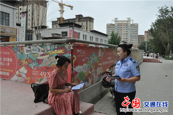 轮台县公安局轮台镇派出所辅警米克日古丽·艾山进圈入群开展反诈宣传。陈君俊  摄