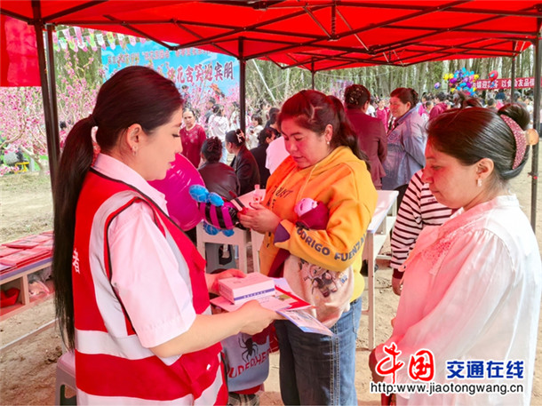 发放普法手册。通讯员 王滢 供