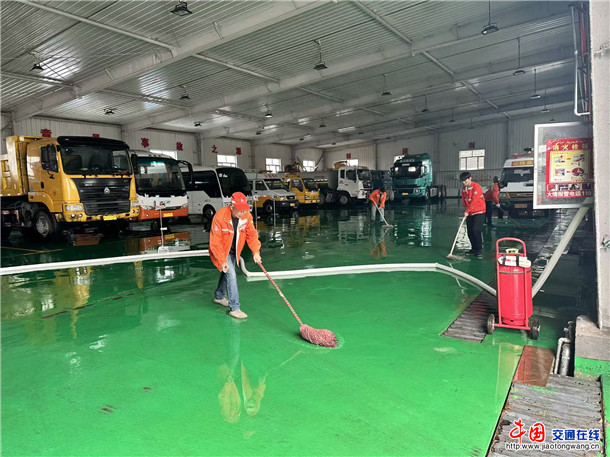 图为：独山子养护所组织人员打扫应急保障基地 摄影：潘琦