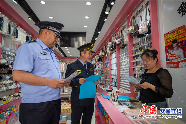 4月26日，在第26个世界知识产权日来临之际，叶城县公安局联合市场监督管理局，深入辖区集市、沿街商铺开展知识产权保护主题宣传活动。 (3)