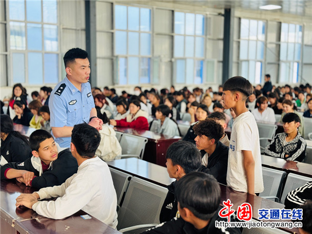县公安局在县高级技工学校开展全民国家安全教育日活动。娜扎凯提 摄 (1)