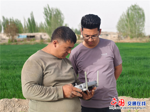 无人机飞手作业。喀伍力江 摄