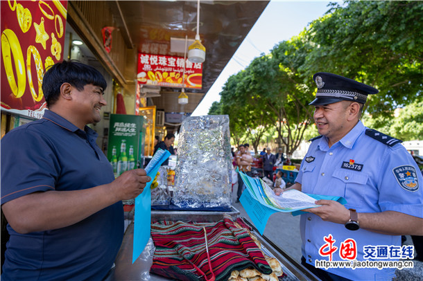 4月26日，在第26个世界知识产权日来临之际，叶城县公安局联合市场监督管理局，深入辖区集市、沿街商铺开展知识产权保护主题宣传活动。 (2)