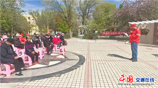 图为：独山子养护所青年干部针对宪法核心要义及与民生密切相关的法律法规，为退休老人及养护所职工进行了深入讲解  摄影：刘丽丽