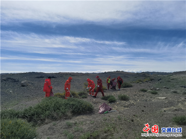 吉木乃养护所组织青年党员干部开展路域环境整治活动拍摄者：刘雪海