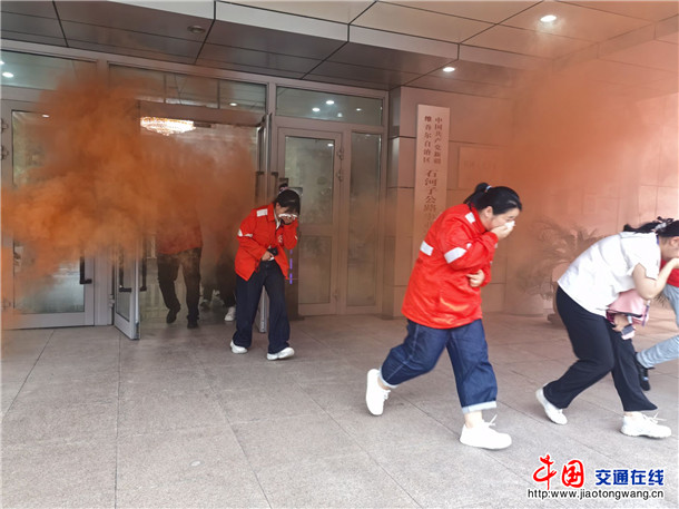 应急逃生现场，魏武君摄