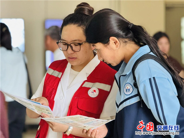 普及医疗惠民政策。娜扎凯提 摄 普及医疗惠民政策。娜扎凯提 摄