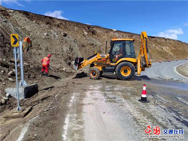 图为：阿勒泰养护所清理边沟土石方