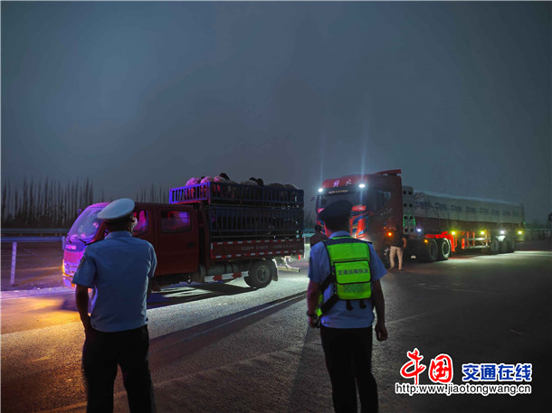 与交警一同指挥车辆通行