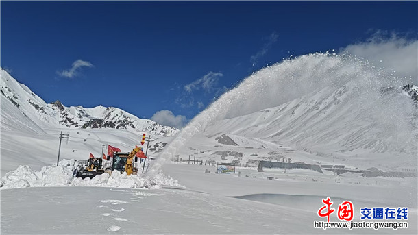 图为:天山莽莽覆冰雪,独山子养护所职工战风斗雪,全力打通独库北段冰雪阻路 摄影:宋雪岭 图为:天山莽莽覆冰雪,独山子养护所职工战风斗雪,全力打通独库北段冰雪阻路 摄影:宋雪岭