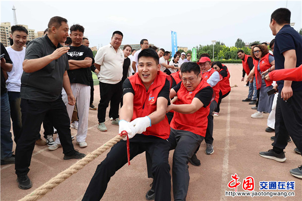 拔河比赛现场。娜扎凯提 摄