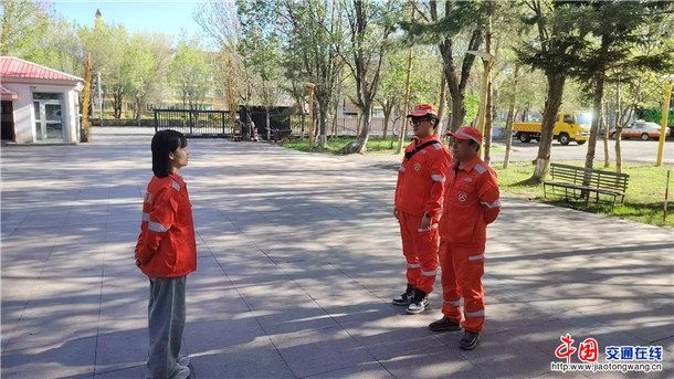 图为：富蕴养护所值班领导队对巡道人员进行岗前教育(1)