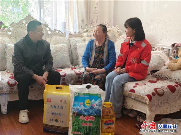 图为：富蕴养护所慰问小组走访慰问退休职工哈丽亚·木提霍拉
