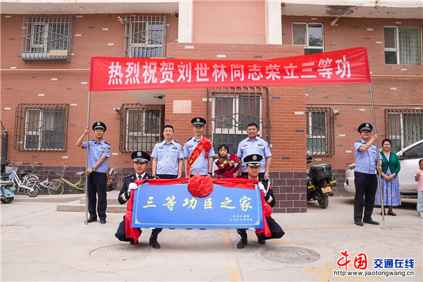 巴州公安局赴轮台县公安局为警务保障室荣获个人三等功同志刘世林送奖上门任平天摄