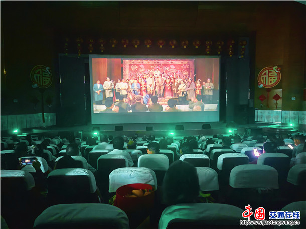 观看影片《万桐书》。郑涛 摄