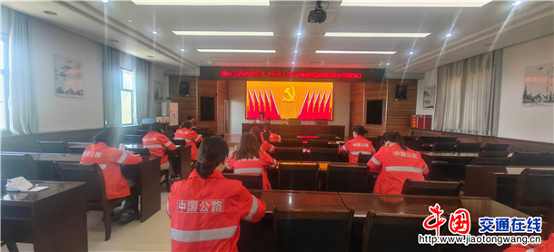 图为：独山子养护所组织干部职工学习《中华人民共和国民族团结进步促进法》 摄影：刘丽丽