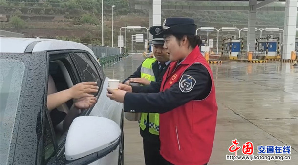 票亭边的“雨天摆渡人”，把姜茶和避雨点送到司乘面前1
