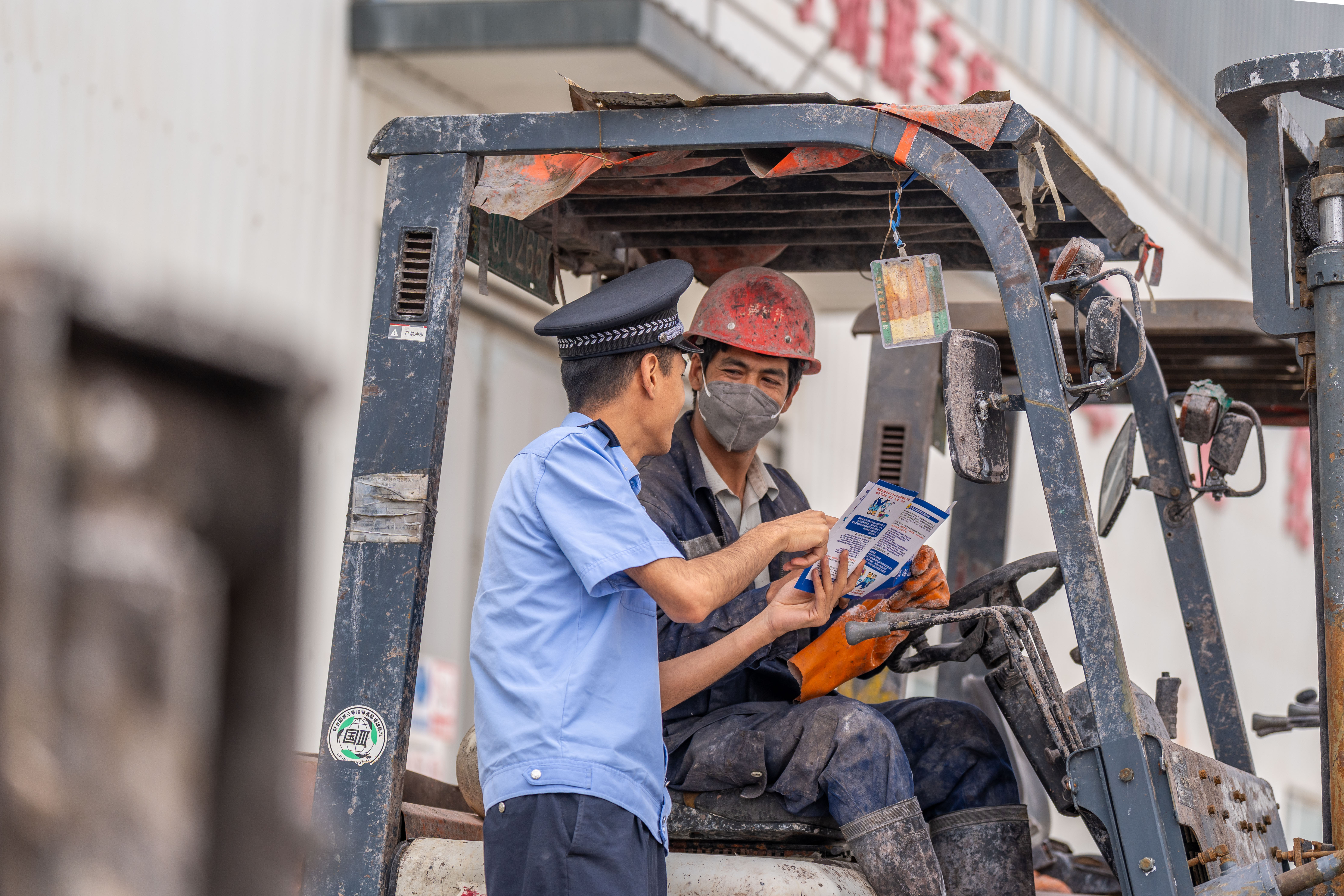 5月15日，新疆维吾尔自治区叶城县公安局乌夏巴什派出所民辅警走进辖区巴扎集市、企业，开展禁毒宣传活动。买买提艾则孜·吐拉买提   摄 (6)