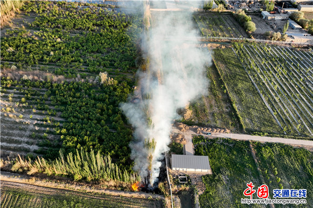 5月5日，轮台县公安局特警大队联动多部门处置一起农机物资库房周边火情。藤犇 摄