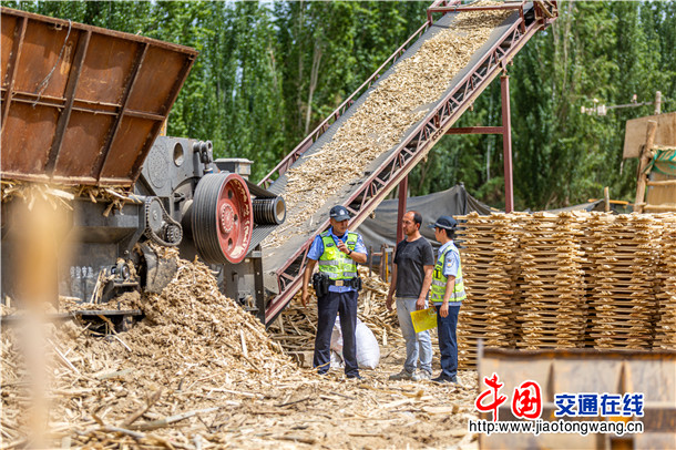 5月6日， 面对节后安全生产风险叠加、办事服务需求激增的“双重考验”，叶城县公安局立足职能定位，打出“隐患清零+服务提质”组合拳，以高水平安全保障辖区经济社会高质量发展。买买提艾则孜·吐拉买提  摄 (1)
